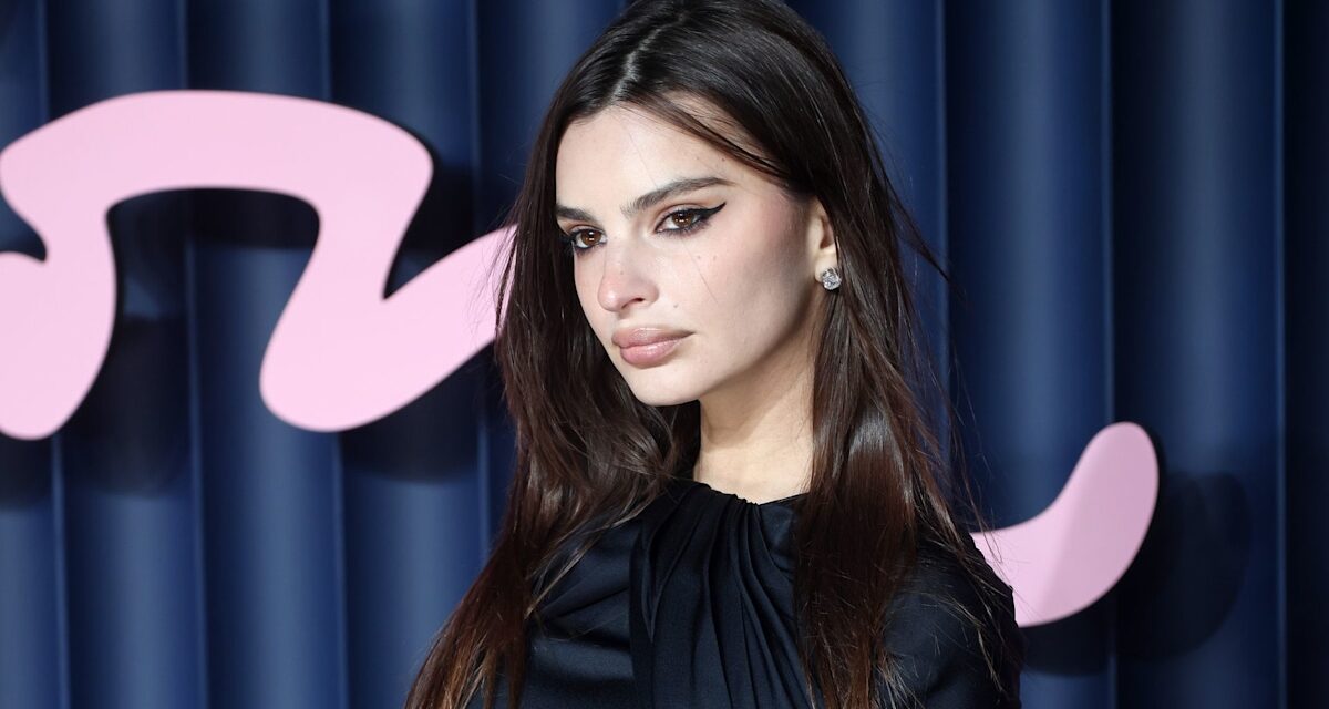 Emily Ratajkowski vient de porter la chaussure la plus controversée de 2025