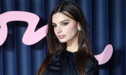 Emily Ratajkowski vient de porter la chaussure la plus controversée de 2025