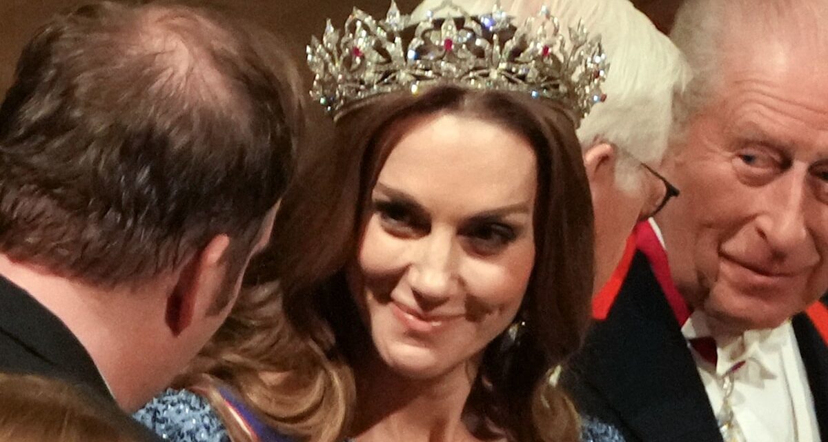 Une photo rare révèle la méthode secrète de Kate Middleton pour réparer un diadème lourd