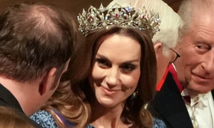 Une photo rare révèle la méthode secrète de Kate Middleton pour réparer un diadème lourd