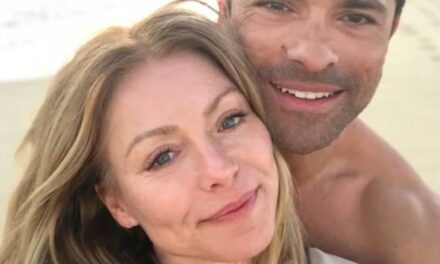 Les deux fils de Kelly Ripa dominent leurs parents célèbres sur une rare photo de famille prise lors de vacances à la plage tropicale