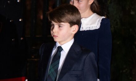 L&rsquo;écriture rarement vue du prince Louis repérée avec de jolis détails lors du service de chants de Noël de maman, la princesse Kate