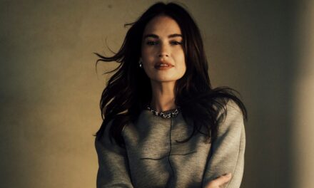 Lily James rayonne de romance après la tombée de la nuit dans une robe soyeuse négligée