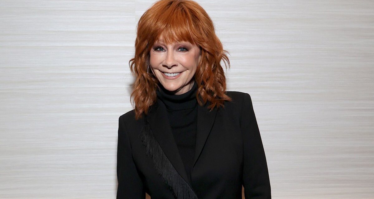 La permanente oubliée des années 70 de Reba McEntire la rend totalement méconnaissable sur une photo d&rsquo;hier et d&rsquo;aujourd&rsquo;hui