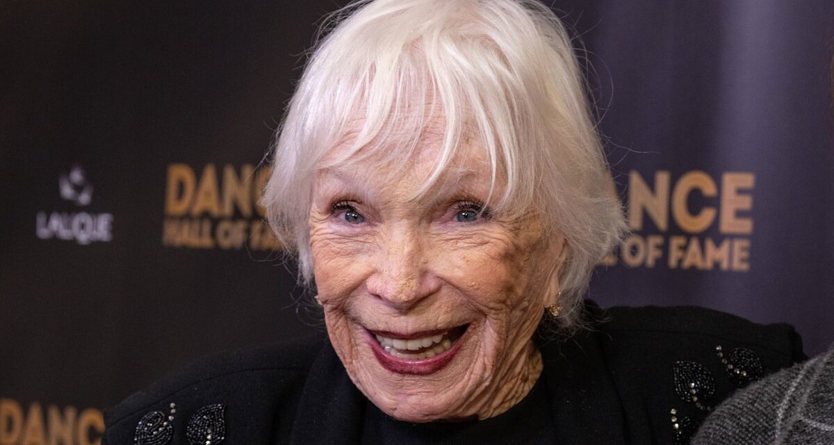Shirley MacLaine partage un aperçu de son style de vie à 91 ans lors d&rsquo;un déjeuner à Los Angeles