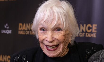 Shirley MacLaine partage un aperçu de son style de vie à 91 ans lors d&rsquo;un déjeuner à Los Angeles