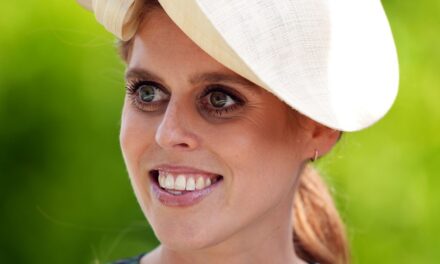 Les robes de soirée recouvertes de cristaux de la princesse Béatrice sont dignes d&rsquo;une star de cinéma