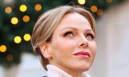 La princesse Charlène modèle une transformation capillaire festive – et ça fait tellement longtemps