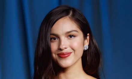 La mini-robe en dentelle transparente d&rsquo;Olivia Rodrigo est la robe de vengeance ultime