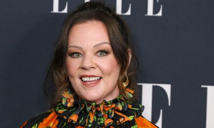 Melissa McCarthy a l&rsquo;air incroyable alors qu&rsquo;elle illumine son nouveau spot d&rsquo;hébergement SNL