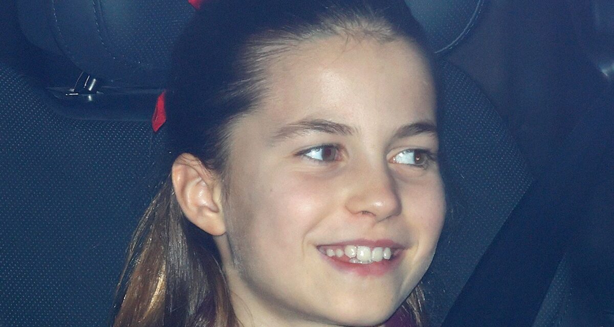 La princesse Charlotte est une fée festive vêtue d&rsquo;une robe en velours rubis « sans prétention »