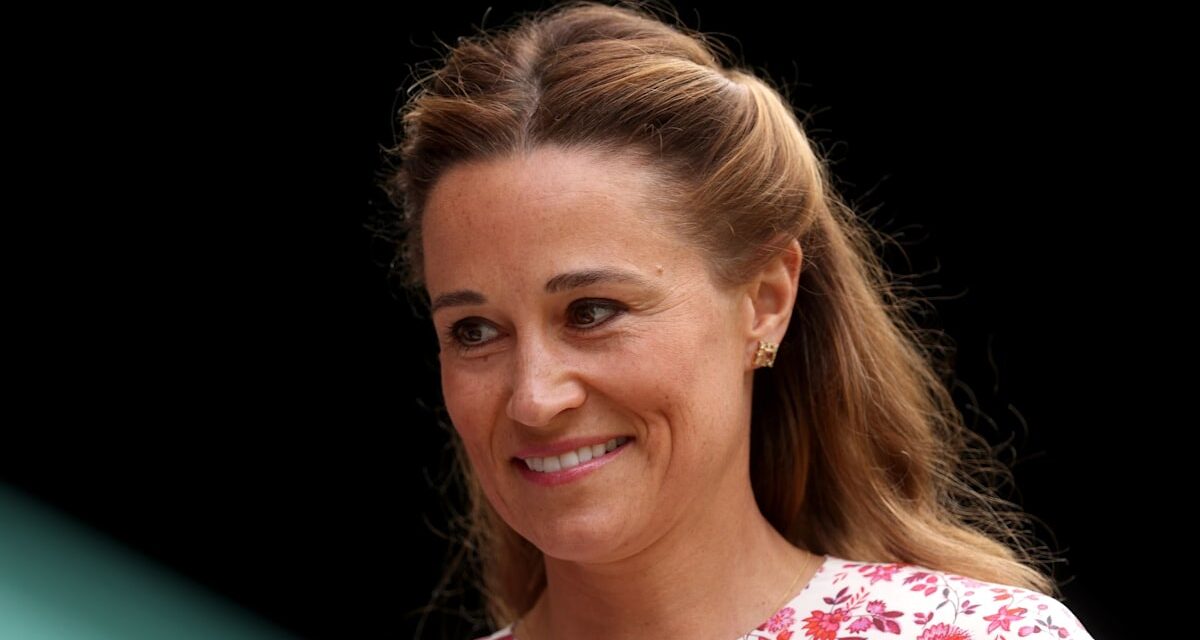 La petite robe noire soyeuse de Pippa Middleton est sa meilleure tenue pour une occasion spéciale