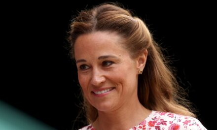 La petite robe noire soyeuse de Pippa Middleton est sa meilleure tenue pour une occasion spéciale