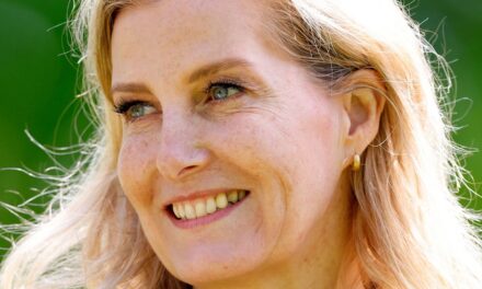 La robe en dentelle de la duchesse Sophie pourrait bien être son look le plus paradisiaque à ce jour