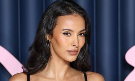 Les collants transparents incrustés de cristaux de Maya Jama sont parfaits pour les fêtes.