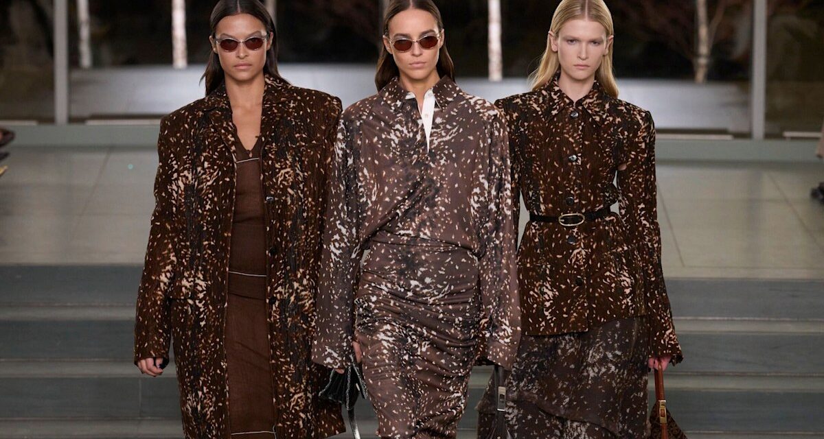 Envie de vous démarquer cette saison ? Présentation de l&rsquo;imprimé cerf approuvé par Katie Holmes