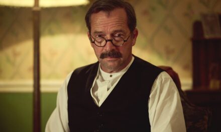 Le drame historique « sans vergogne » de la BBC avec un score de 88 % de Rotten Tomatoes est disponible dès maintenant