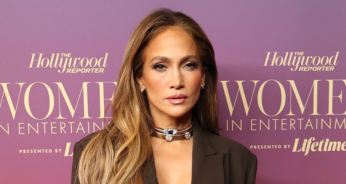Jennifer Lopez s&rsquo;inspire de Rita Ora dans un blazer plongeant sans rien en dessous