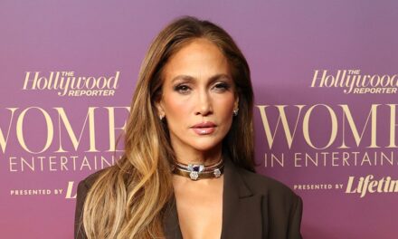 Jennifer Lopez s&rsquo;inspire de Rita Ora dans un blazer plongeant sans rien en dessous