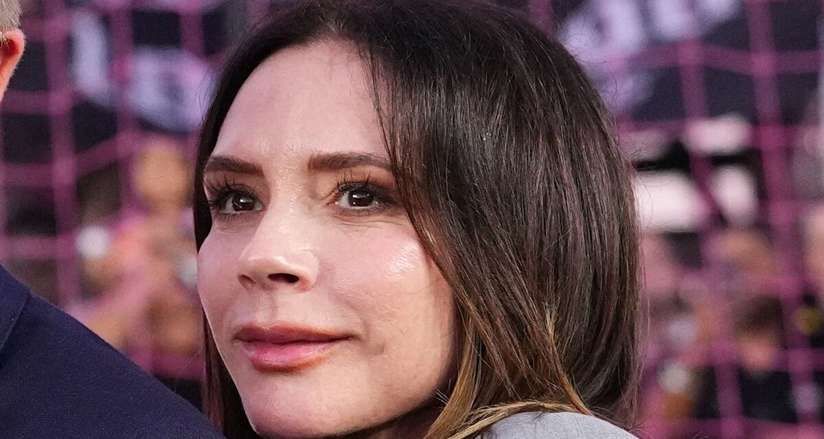 Victoria Beckham porte le pantalon le plus skinny de tous les temps à 51 ans – et elle est incroyable