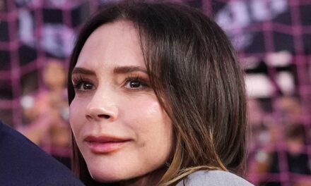 Victoria Beckham porte le pantalon le plus skinny de tous les temps à 51 ans – et elle est incroyable