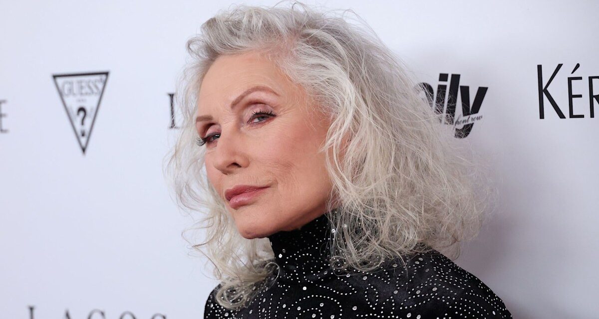 Les photos d&rsquo;hier et d&rsquo;aujourd&rsquo;hui de Debbie Harry de Blondie prouvent qu&rsquo;elle vieillit à l&rsquo;envers