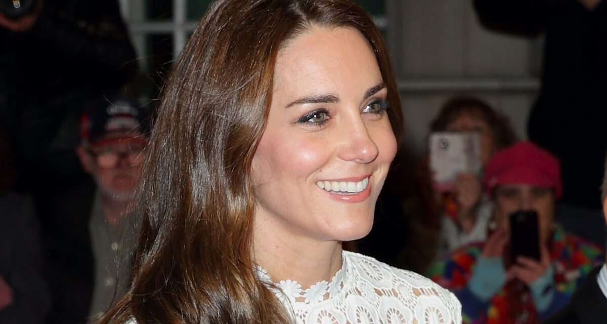 La robe fendue à hauteur de cuisse oubliée de la princesse Kate et son look de talons aiguilles bordeaux sont parfaits pour cette saison