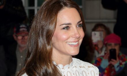 La robe fendue à hauteur de cuisse oubliée de la princesse Kate et son look de talons aiguilles bordeaux sont parfaits pour cette saison