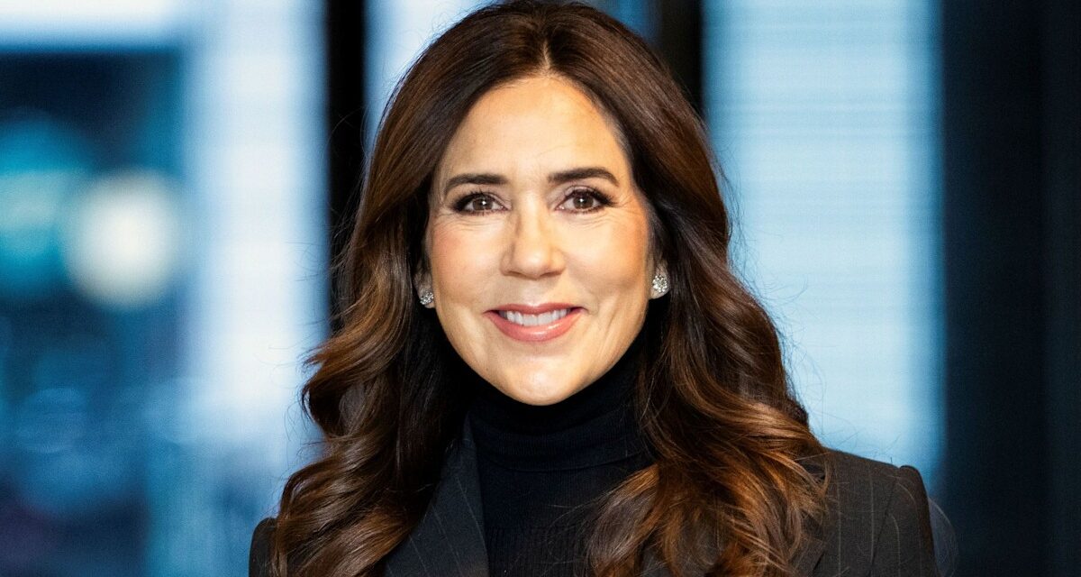 La reine Mary est une voleuse de scène en bottes Prada hauteur genou pour une réunion de famille festive