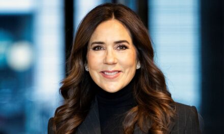 La reine Mary est une voleuse de scène en bottes Prada hauteur genou pour une réunion de famille festive