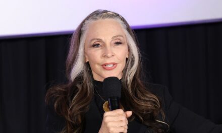 L&rsquo;actrice emblématique de Star Trek, 76 ans, qui a été licenciée et réembauchée, fait parler les fans avec une nouvelle série Instagram