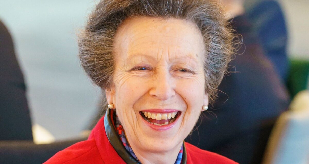 La princesse Anne ramène son look emblématique du jour de Noël 2000 à Sandringham