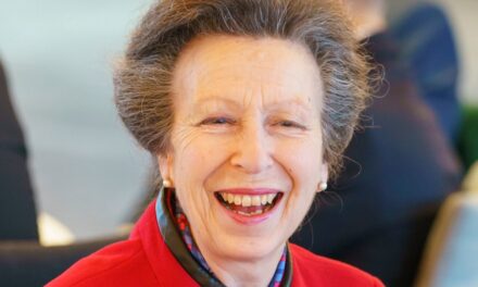 La princesse Anne ramène son look emblématique du jour de Noël 2000 à Sandringham