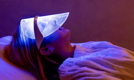 Ce masque facial LED abordable est approuvé par les esthéticiennes, cible 8 problèmes de peau et est actuellement à 50 % de réduction