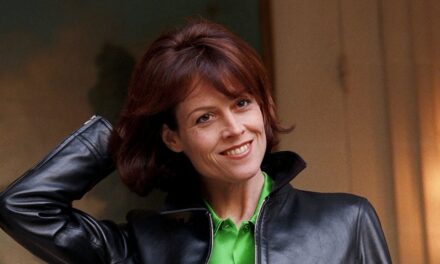 L&rsquo;icône des années 80, Sigourney Weaver, a des fans qui font une double prise avec une apparence intemporelle