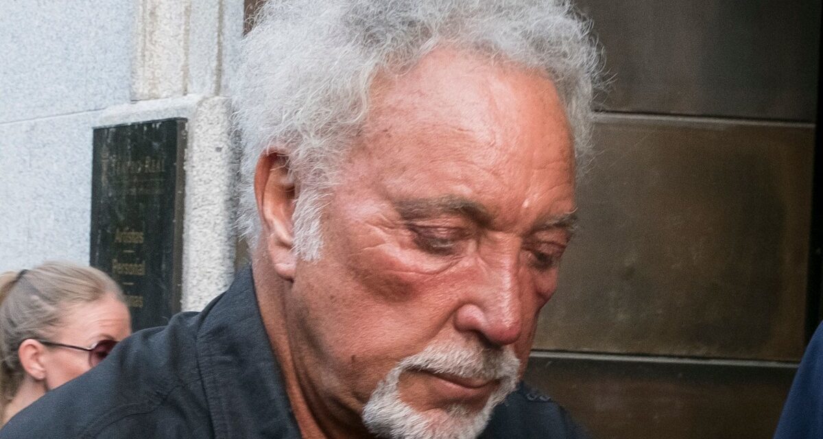 Tom Jones met en garde contre une arnaque « triste et décourageante »