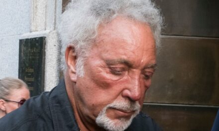 Tom Jones met en garde contre une arnaque « triste et décourageante »
