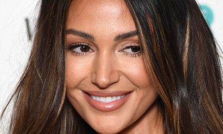 Michelle Keegan s&rsquo;adapte à la nouvelle « normalité » en chapeau de cowboy et en lin