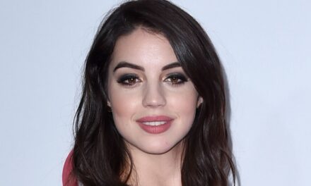 La star de Grey&rsquo;s Anatomy, Adelaide Kane, affiche un bikini string sur de nouvelles photos de plage
