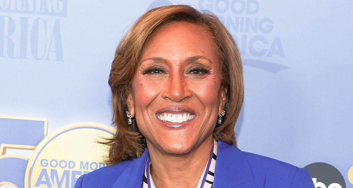 Robin Roberts de GMA sort avec une jupe et des bottes tendance