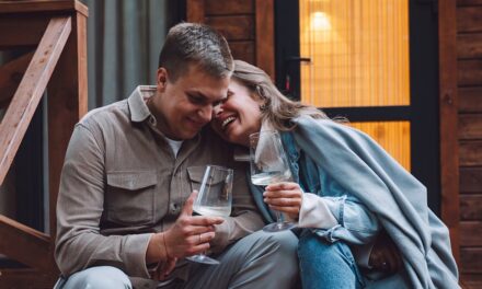 Qu’est-ce que les rencontres nostalgiques et pourquoi revenons-nous à nos vieux coups de cœur pendant l’hiver ? Un expert révèle tout