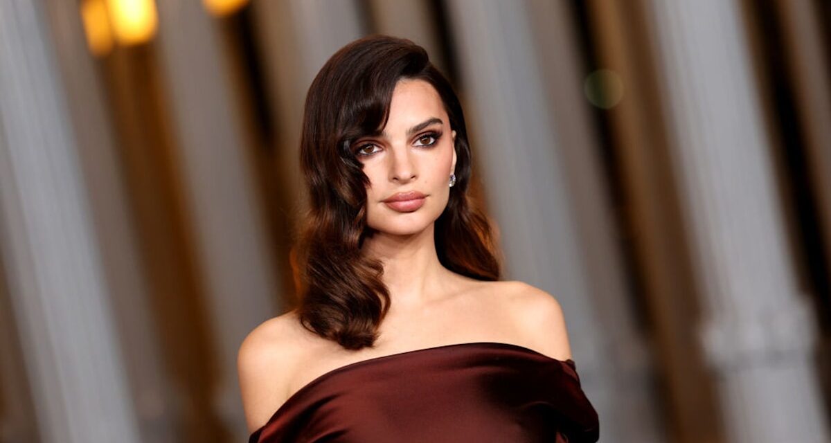 Emily Ratajkowski montre son physique sculpté dans de la lingerie en dentelle brûlante