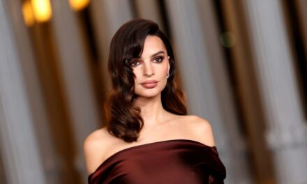 Emily Ratajkowski montre son physique sculpté dans de la lingerie en dentelle brûlante