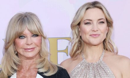 Goldie Hawn éclipsée par son petit-fils très grand, Ryder, sur une nouvelle photo de famille avec sa maman Kate Hudson