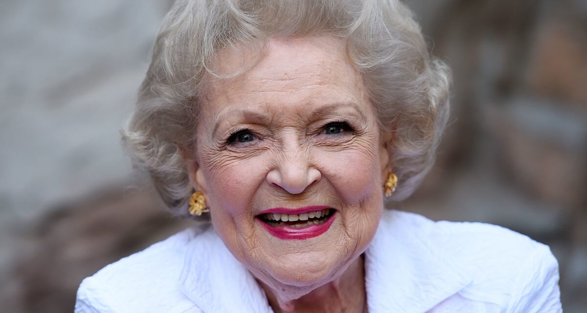 À l&rsquo;intérieur des maisons rarement vues de Betty White : du bungalow des années 1950 à la maison de plage bien-aimée où elle a passé ses dernières années