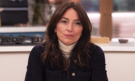 Davina McCall admet s&rsquo;être sentie « effrayée » par sa nouvelle semaine de travail de quatre jours après que deux problèmes de santé potentiellement mortels l&rsquo;ont forcée à « se déstresser »