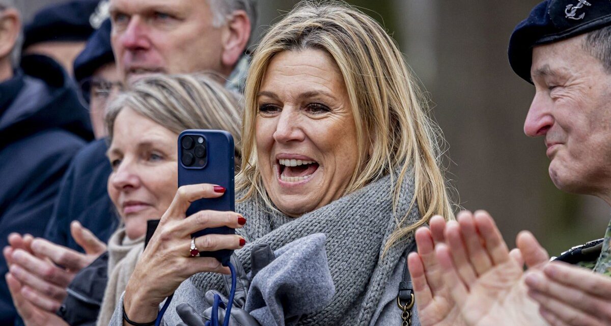 La fière maman, la reine Maxima, essuie une larme et prend des photos de sa fille, la princesse Amalia, franchissant une étape importante