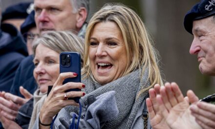 La fière maman, la reine Maxima, essuie une larme et prend des photos de sa fille, la princesse Amalia, franchissant une étape importante