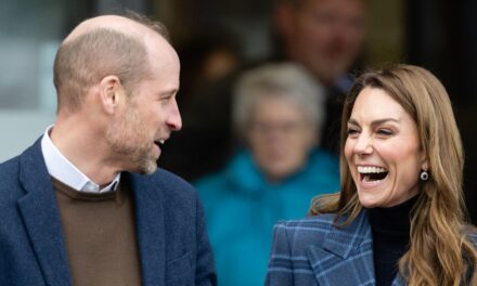 Le prince William est le gentleman ultime de Kate Middleton dans un moment capturé lors d&rsquo;un voyage en Écosse