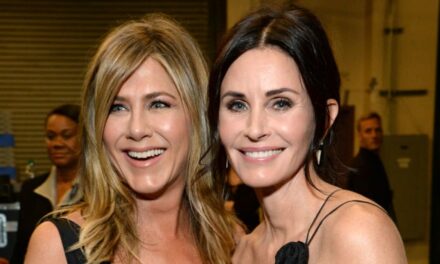Jennifer Aniston dégage des vibrations « Monica » alors qu&rsquo;elle devient brune grâce à Courtney Cox